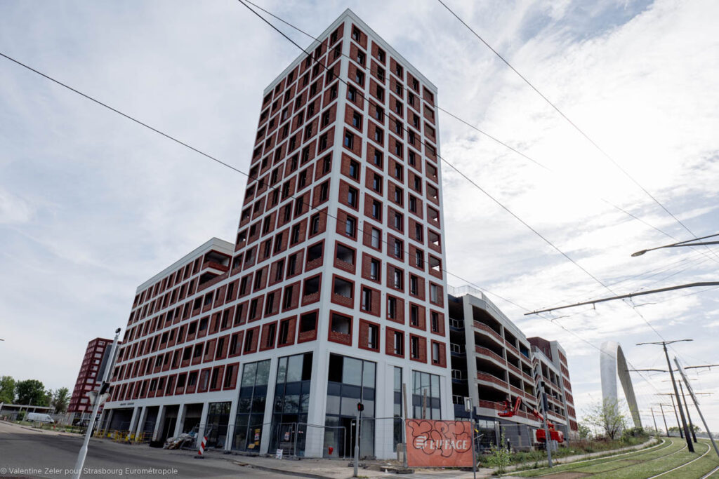 Vue des logements sociaux d'Ophéa et du parking Starlette - Petit Rhin. (Crédits : Valentine Zeler pour Strasbourg Eurométropole)