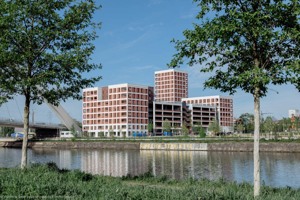 Les logements du programme l'Alternatif, côté bassin Vauban. (Crédits : Valentine Zeler pour Strasbourg Eurométropole)